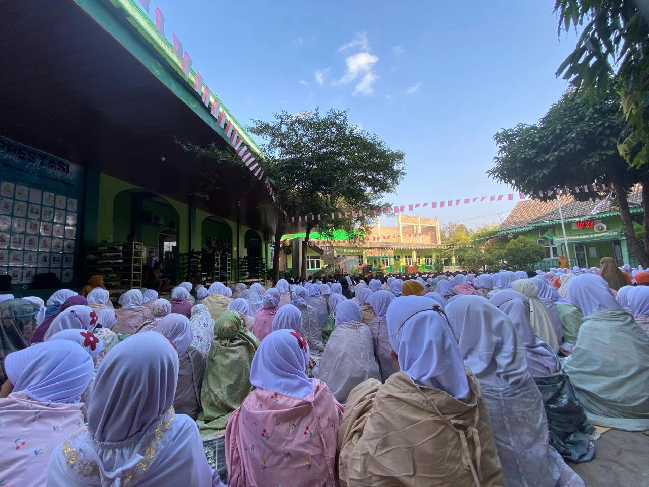 Menjemput Rahmat Allah: SDIT Wahdatul Ummah Kota Metro Gelar Salat Istisqo Berjamaah