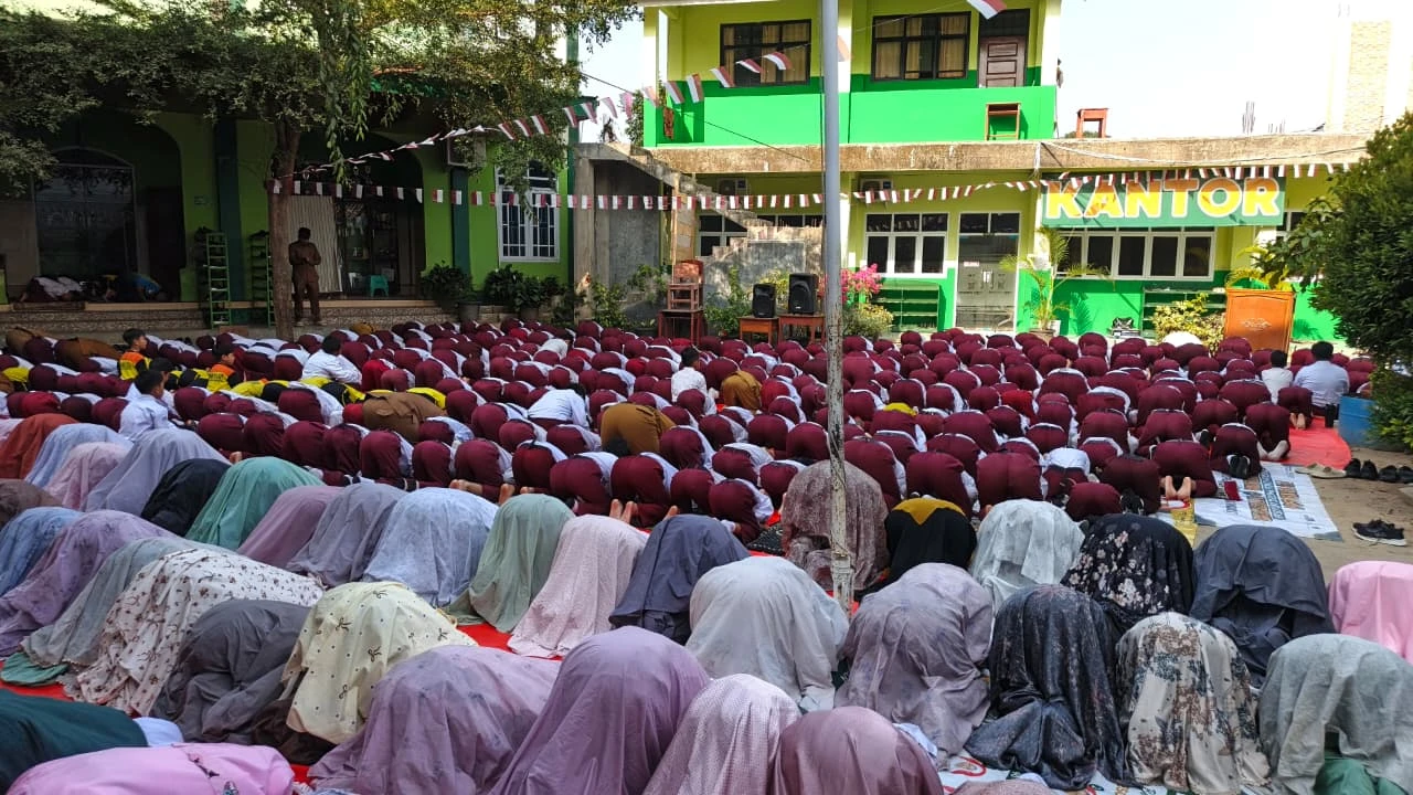 Menjemput Rahmat Allah: SDIT Wahdatul Ummah Kota Metro Gelar Salat Istisqo Berjamaah