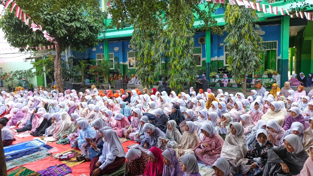 Menjemput Rahmat Allah: SDIT Wahdatul Ummah Kota Metro Gelar Salat Istisqo Berjamaah