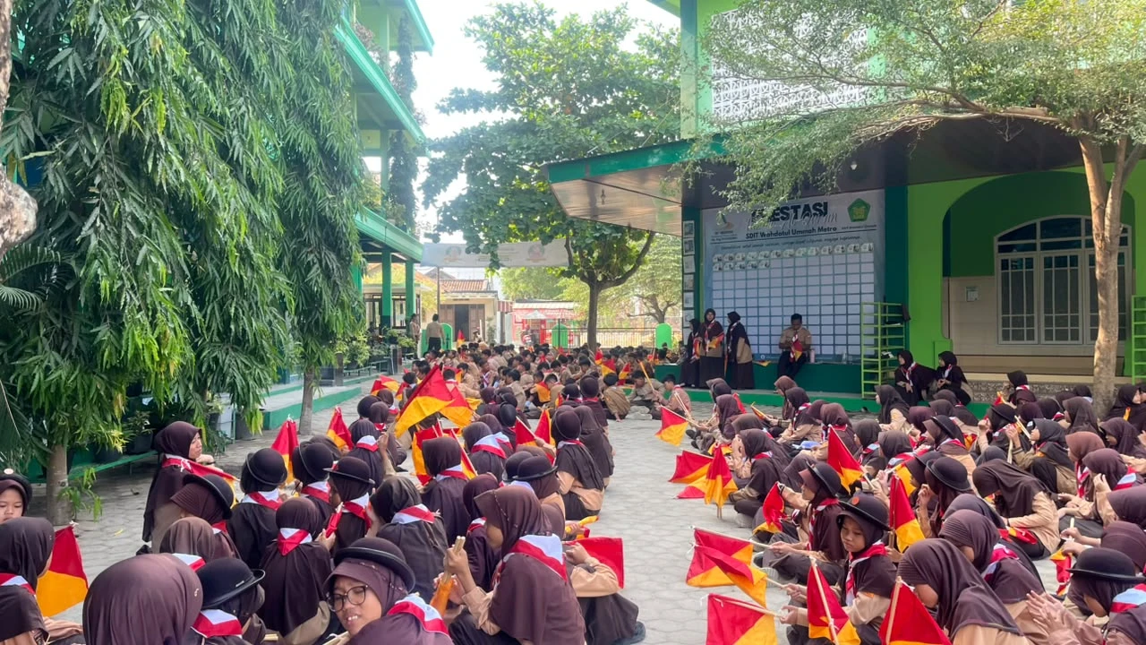  Kegiatan Pramuka, Siswa Antusias Berlatih Sandi Semaphore