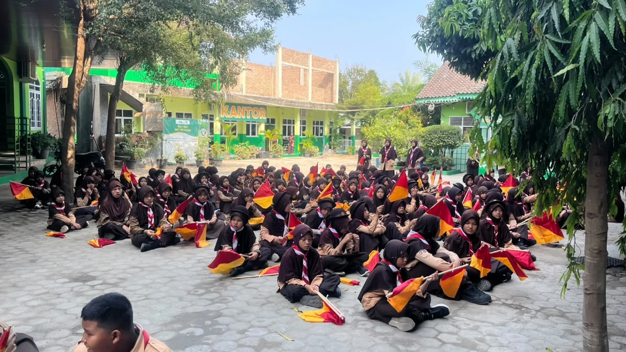  Kegiatan Pramuka, Siswa Antusias Berlatih Sandi Semaphore
