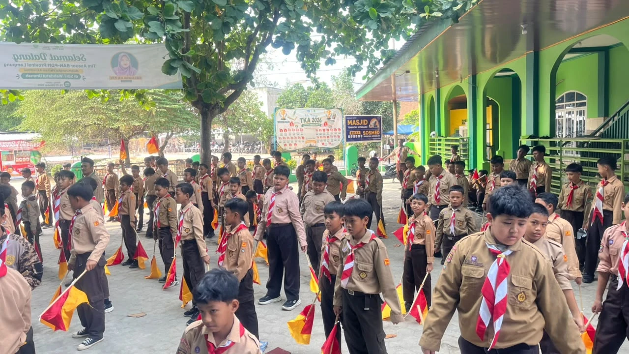  Kegiatan Pramuka, Siswa Antusias Berlatih Sandi Semaphore